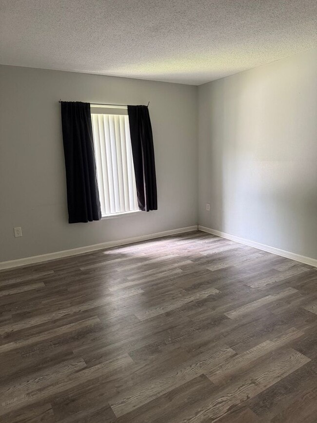 Building Photo - Pine Ridge at Tarpon Condo