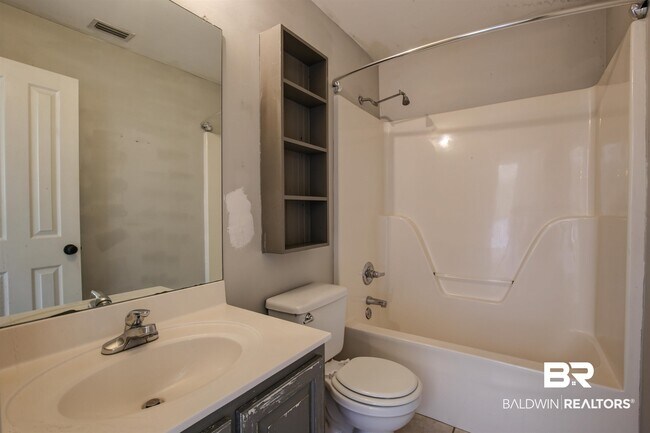 Building Photo - 200 Hawthorne Cir