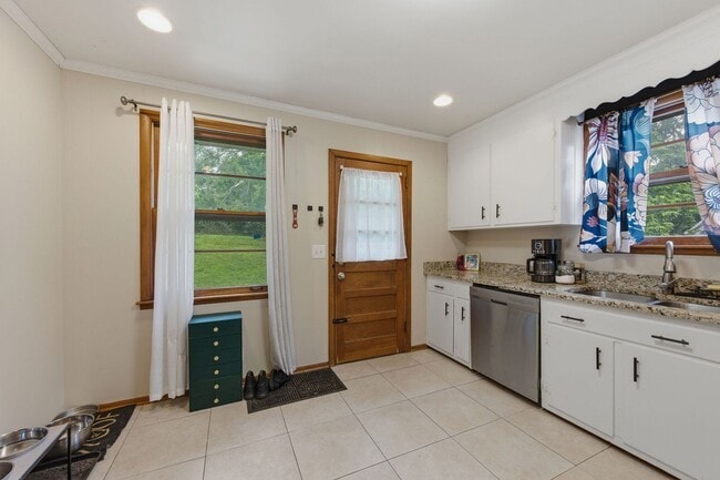 Building Photo - Two Bedroom/One Bathroom Duplex Unit