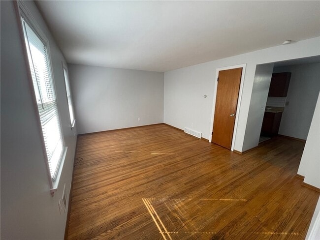 Building Photo - 214 E Spruce St