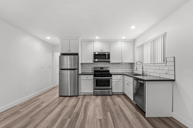 Building Photo - 925 W 30th St