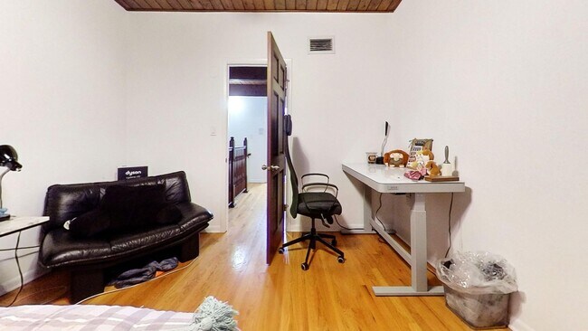 Building Photo - East Lakeview Duplexed Two Bedroom Two Bath