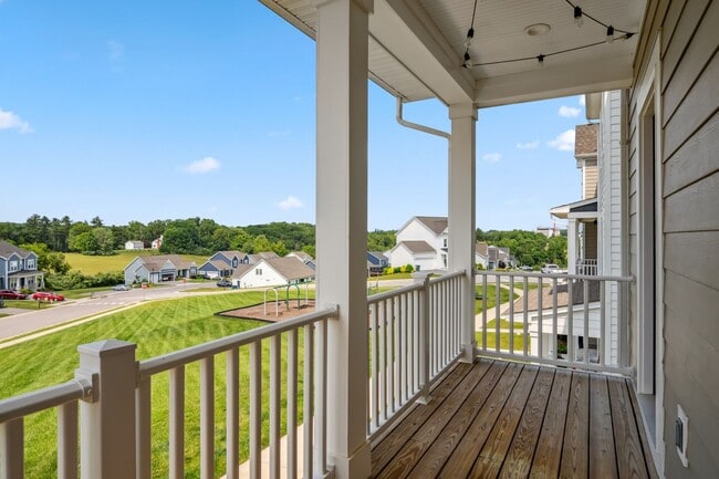 Building Photo - 3 bed/ 3 1/2 bath.  Dog Friendly.