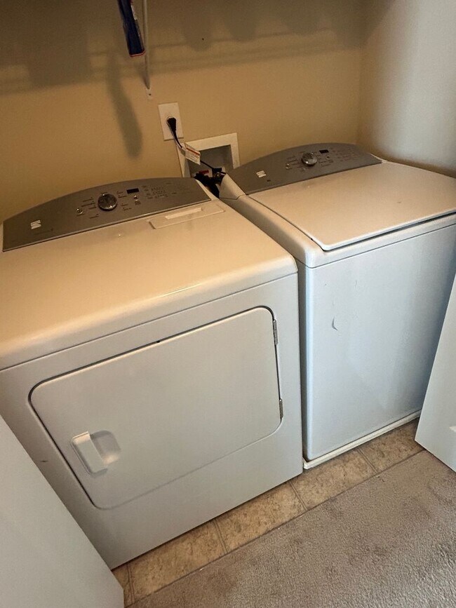 Building Photo - 3 Bedroom 4 Bath Townhouse in Bolton's Lan...