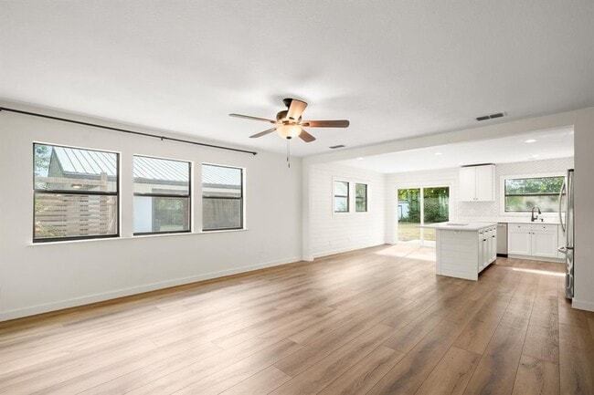 Building Photo - 413 Sun Bonnet Dr