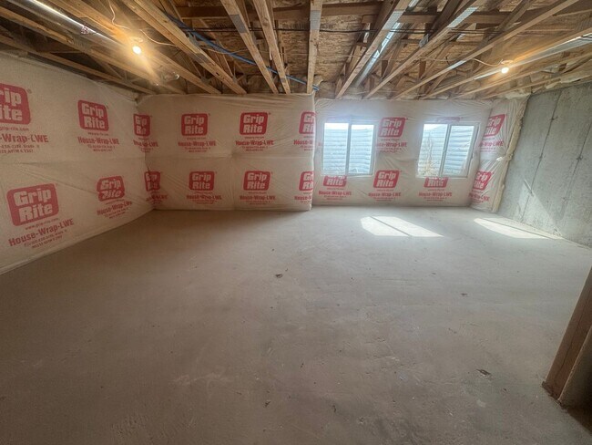 Building Photo - 759 N Hilltop Dr