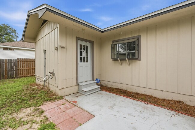 Building Photo - 32 Cascabellas St