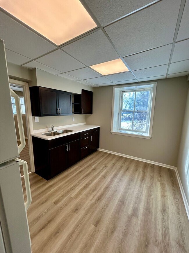 Building Photo - 820 W 4th St