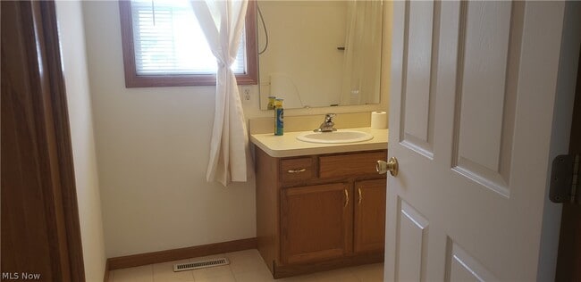 Building Photo - 15032 Woodsong Dr