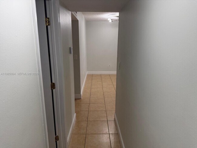 Building Photo - 10625 SW 112th Ave