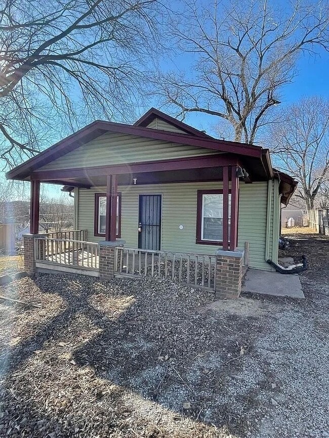 Building Photo - Charming 4BR 1BA Home w/ Wide Yard in Independence