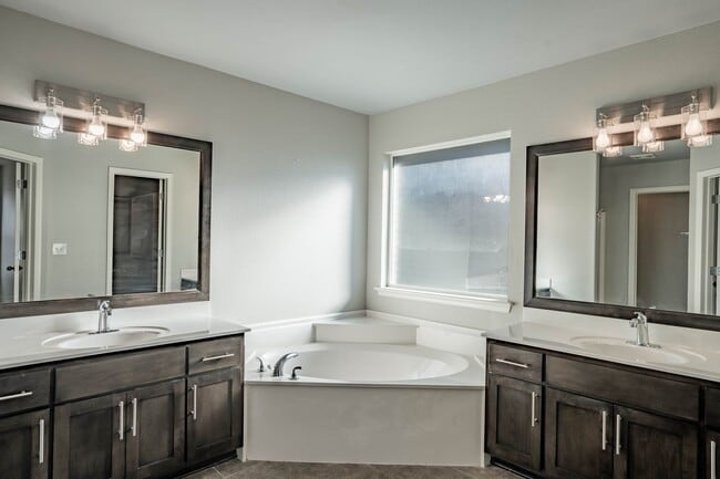 Building Photo - 3 Bed 2 Bath With Office in Tulsa