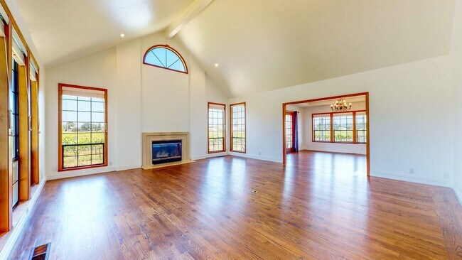 Building Photo - Beautiful 4 bedroom 3.5 bath Home with 2 c...