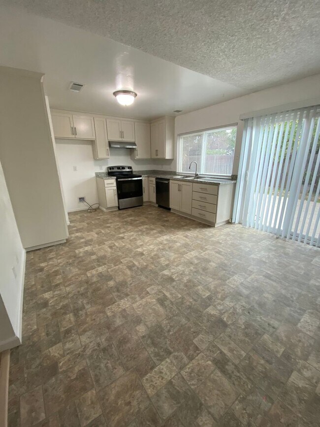 Building Photo - Available NOW - Cute 3 Bed 2 bath home in ...