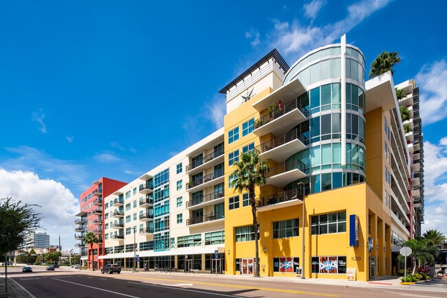 Building Photo - Freshly Painted Upscale 2/1 Condo in amazi...