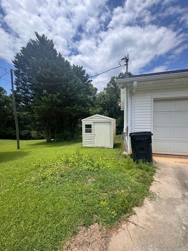Building Photo - Beautiful 3BR Home for Rent in Toccoa, GA with Fenced Yard & 2-Car Garage