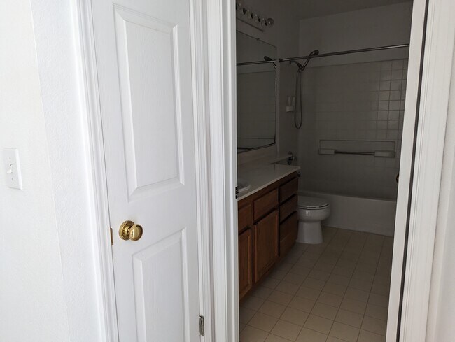 Building Photo - 5 Holtz Ct
