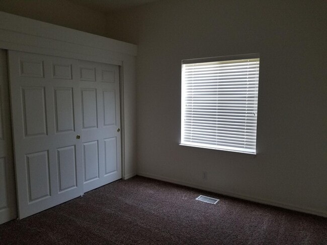 Building Photo - Oak View- Three bedroom home with Mountain...