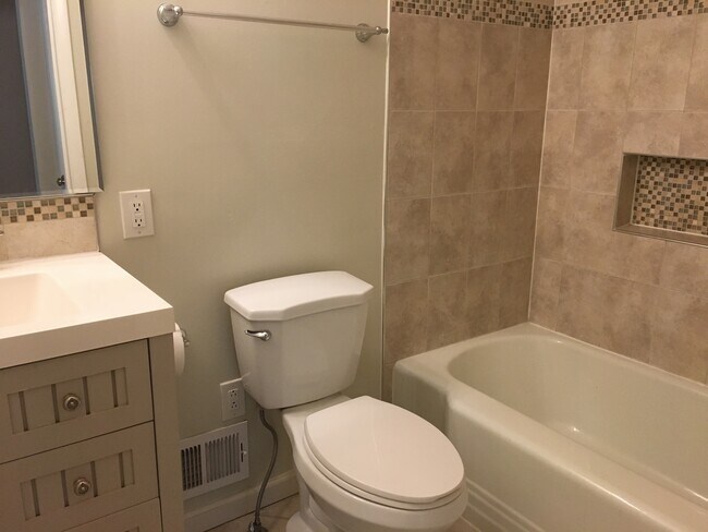 Building Photo - 1115 Westbriar Ct NE