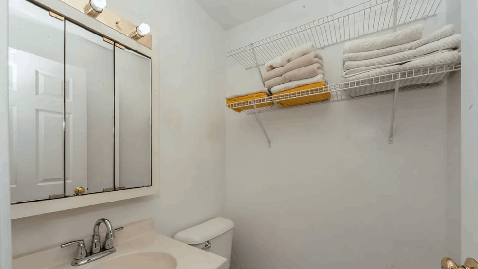 Building Photo - 239 W Court of Shorewood