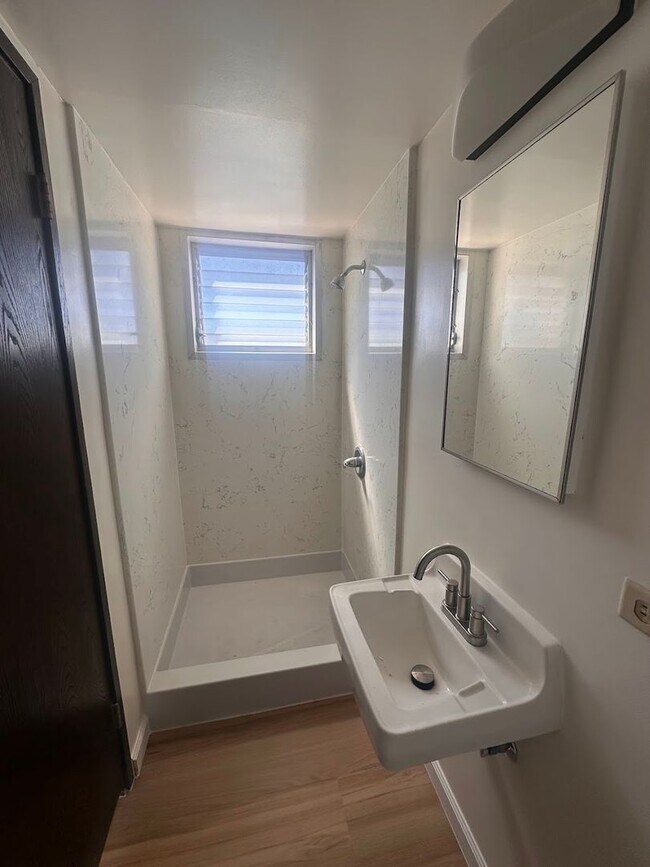 Building Photo - Moanalua Armstrong