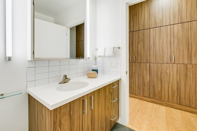 Building Photo - Light & bright 1-bdrm/1-bath condo in desi...