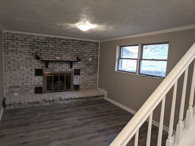 Building Photo - *****Huge 4 bedroom, 3 full bath home FOR ...