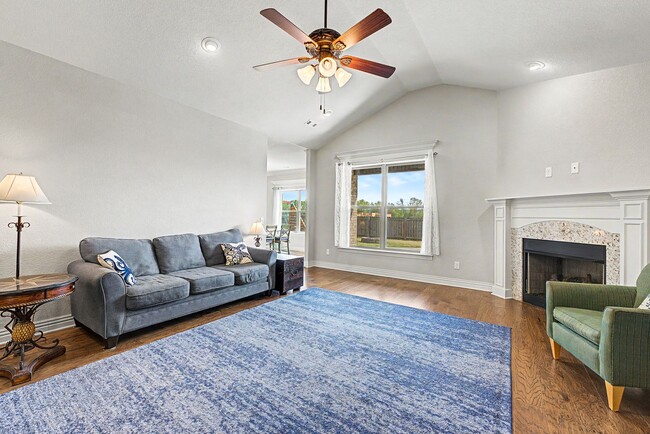 Building Photo - 4 bedroom 2 bath Praire Grove Home! Upgrades Galore!