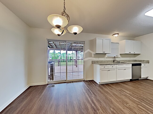 Building Photo - 914 Lucky Cir