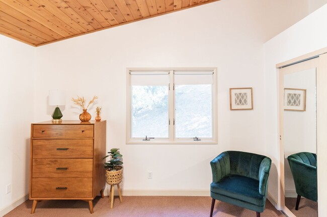 Building Photo - Stunning Lodge Near Beautiful Lake Gregory