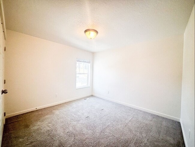 Building Photo - Clean, Bright, Open Town-Home in Lehi