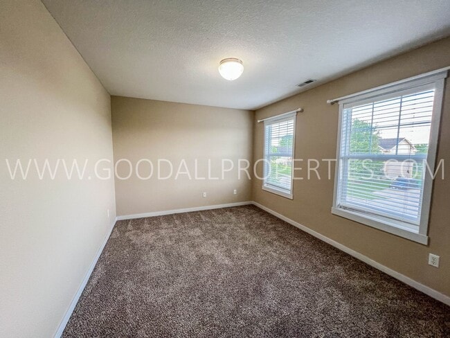 Building Photo - 1903 SE Clover Ridge Dr
