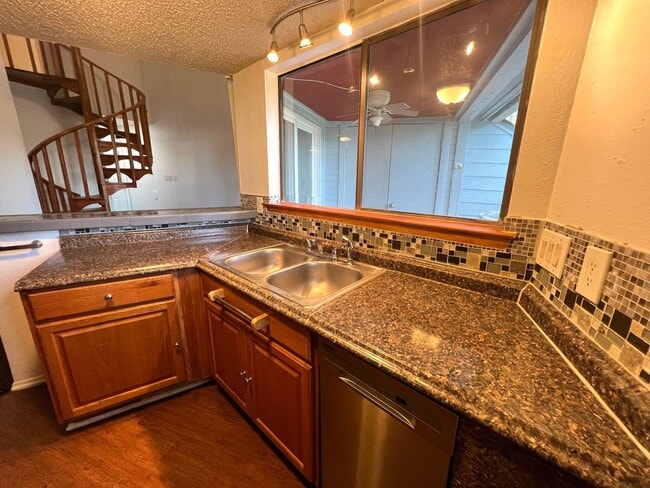 Building Photo - 2 Bedroom 2 Bath Condo Home for rent near Downtown Austin, Top Floor with Balcony, Gated Community