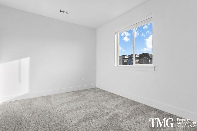 Building Photo - 977 Creer Way