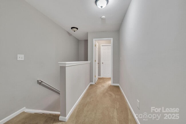 Building Photo - 1915 Travertine Ln
