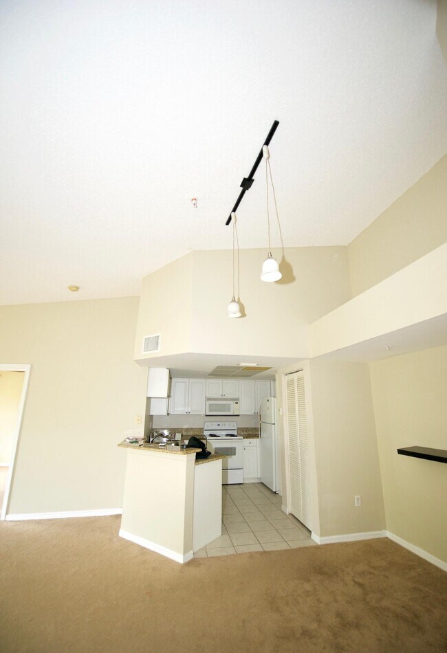 Building Photo - 1100 Crestwood Ct S