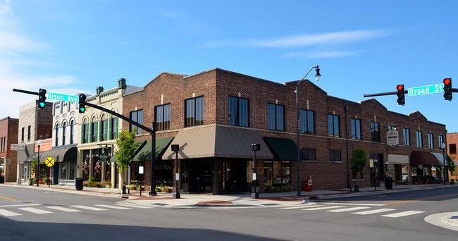 Building Photo - 400 N Magnolia Ave