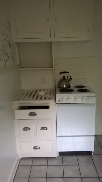 kitchen stove - 1110 S 900 E