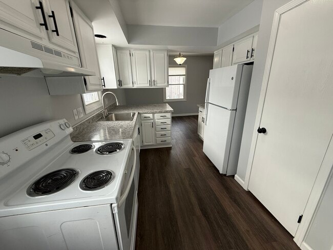 Building Photo - 6755 Woodlake Dr