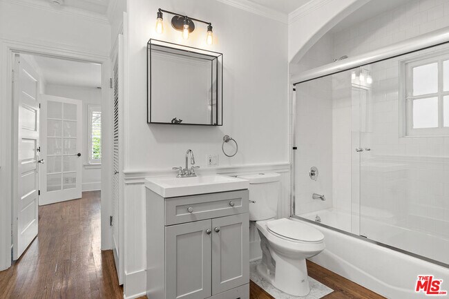 Building Photo - 521 Westbourne Dr