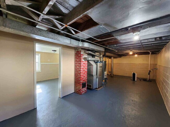 Building Photo - 3 Bedroom with Garage