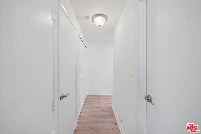 Building Photo - 333 S Elm Dr