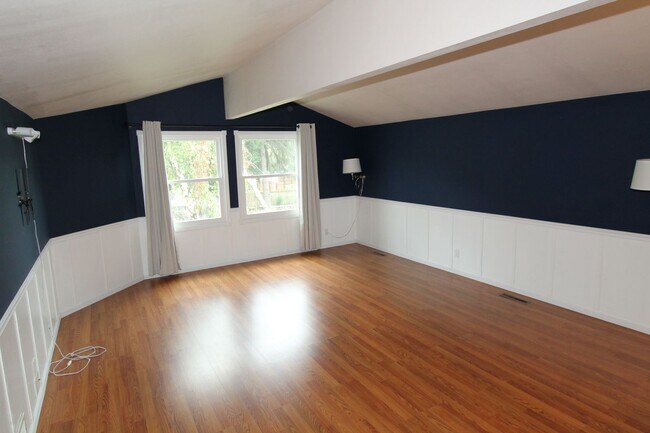 Building Photo - Beautiful 4 bedroom colonial in Lake Geneva
