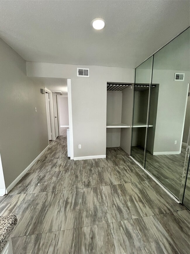Building Photo - 3900 Woodchase Dr