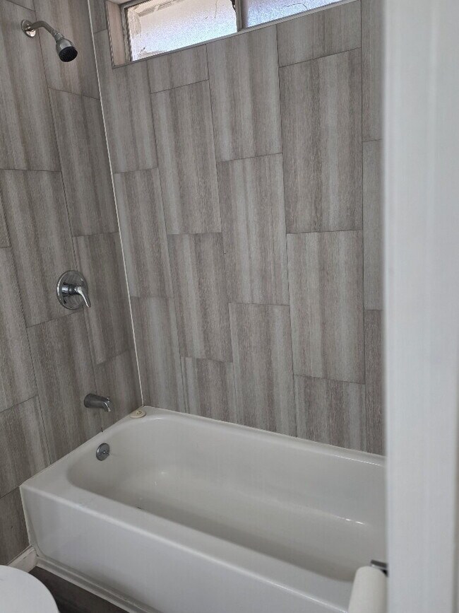 Building Photo - 3-Bedroom house with 2 Baths in Sacramento