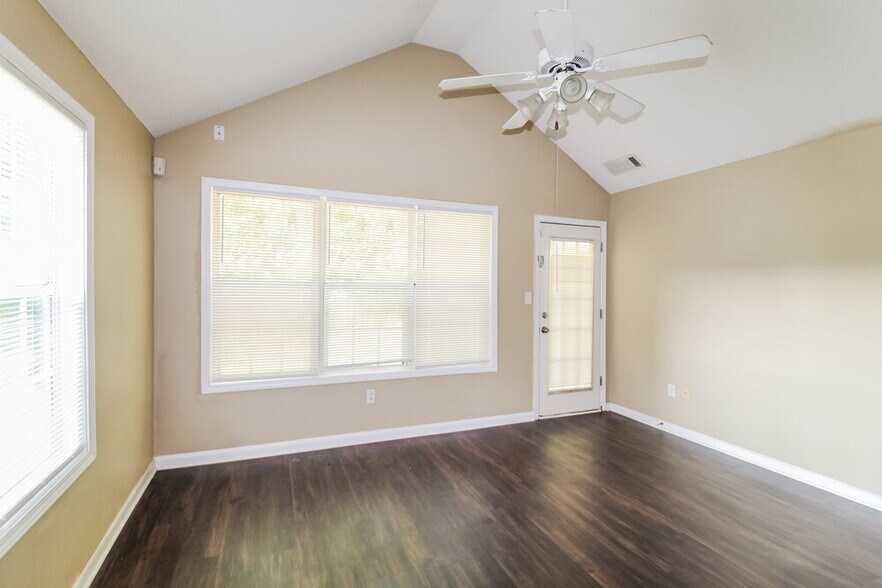 Building Photo - 6581 Lake Mill Trce