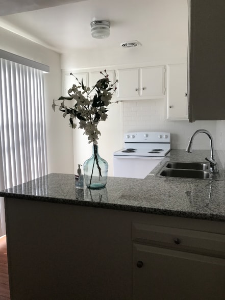 Building Photo - 20880 Ventura Blvd