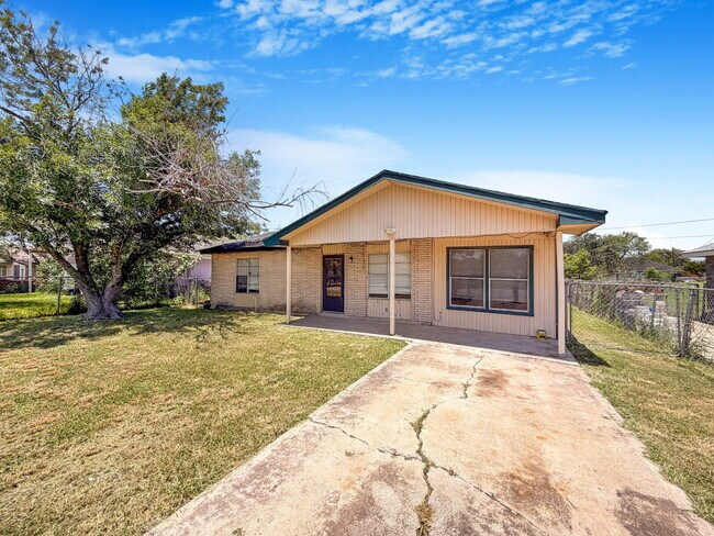 Building Photo - "Charming 3-Bedroom Retreat with 2 Baths in Mercedes - Spacious 1,519 Sq Ft!"