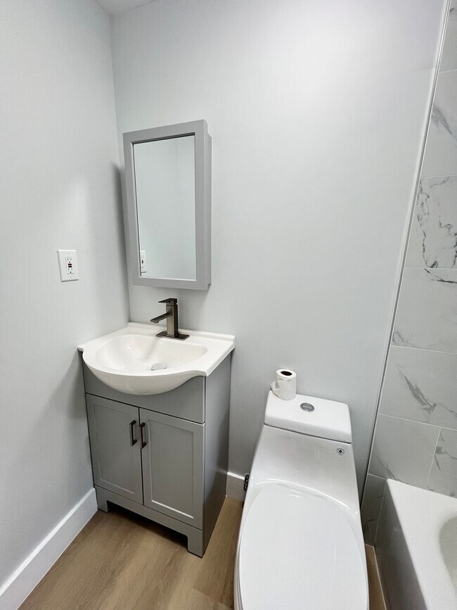 Building Photo - Newly Remodeled 3b/1b House in South Philly! Section 8 Only