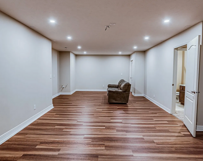 Building Photo - 5 Bedroom in Falcon Ridge!!
